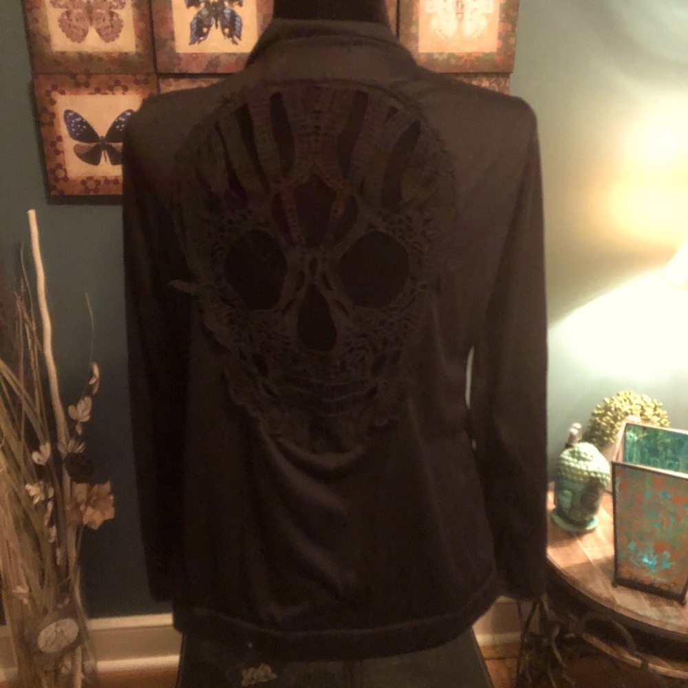Black skull cutout top